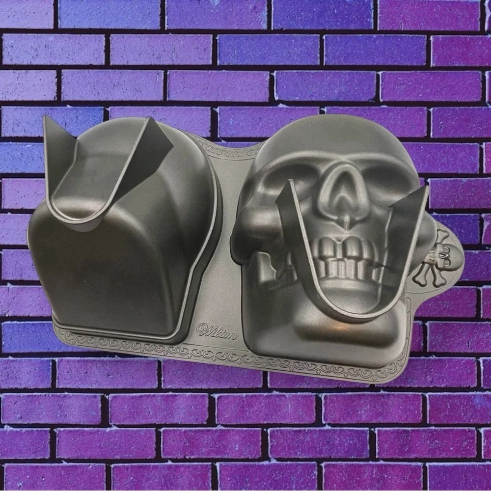 Wilton 3D Skull Non-Stick Cake Pan Pirate Skeleton~ HALLOWEEN New without Box